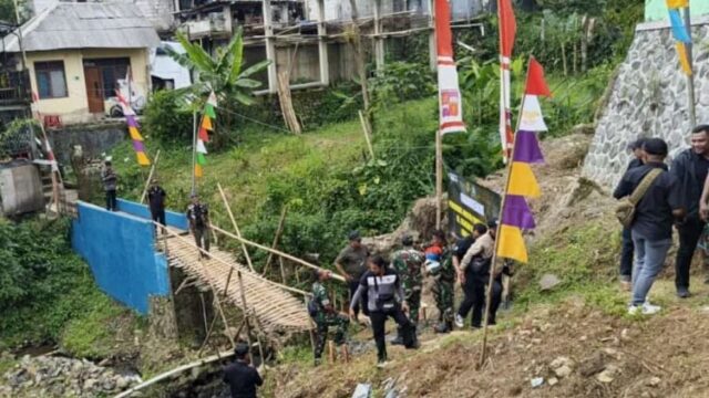 Permudah Akses Masyarakat, TNI Kembali Bangun Jembatan di Harjasari