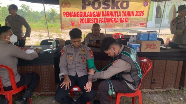 Polda Kalteng Salurkan 400 Masker KN95, Vitamin dan Oxycan untuk Personel di Pos Karhutla