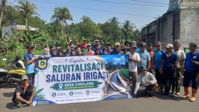 Gotong Royong Revitalisasi Irigasi, Warga Desa Cimulang Kompak Bersama Kades Cecep Hidayat